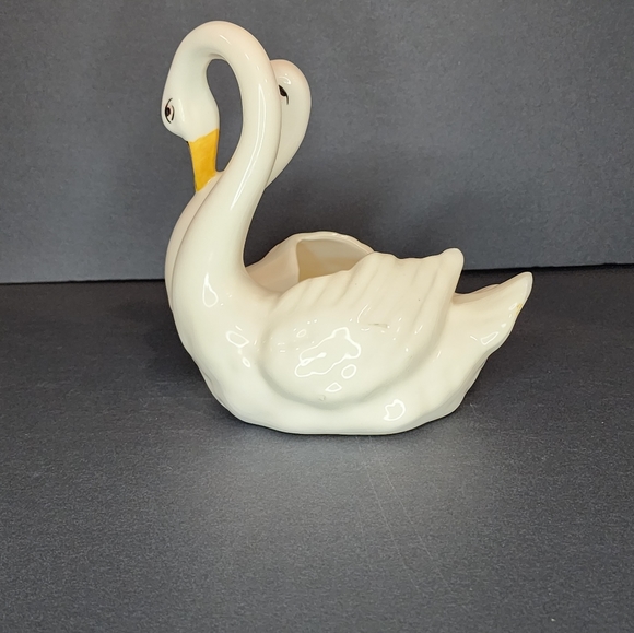 Camark Pottery USA pair of loving swans planter - Picture 2 of 6
